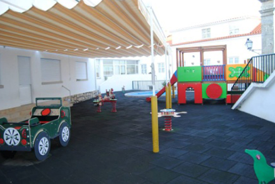 Parquinho Infantil ao ar livre e lazer infantil na Casa de Acolhimento